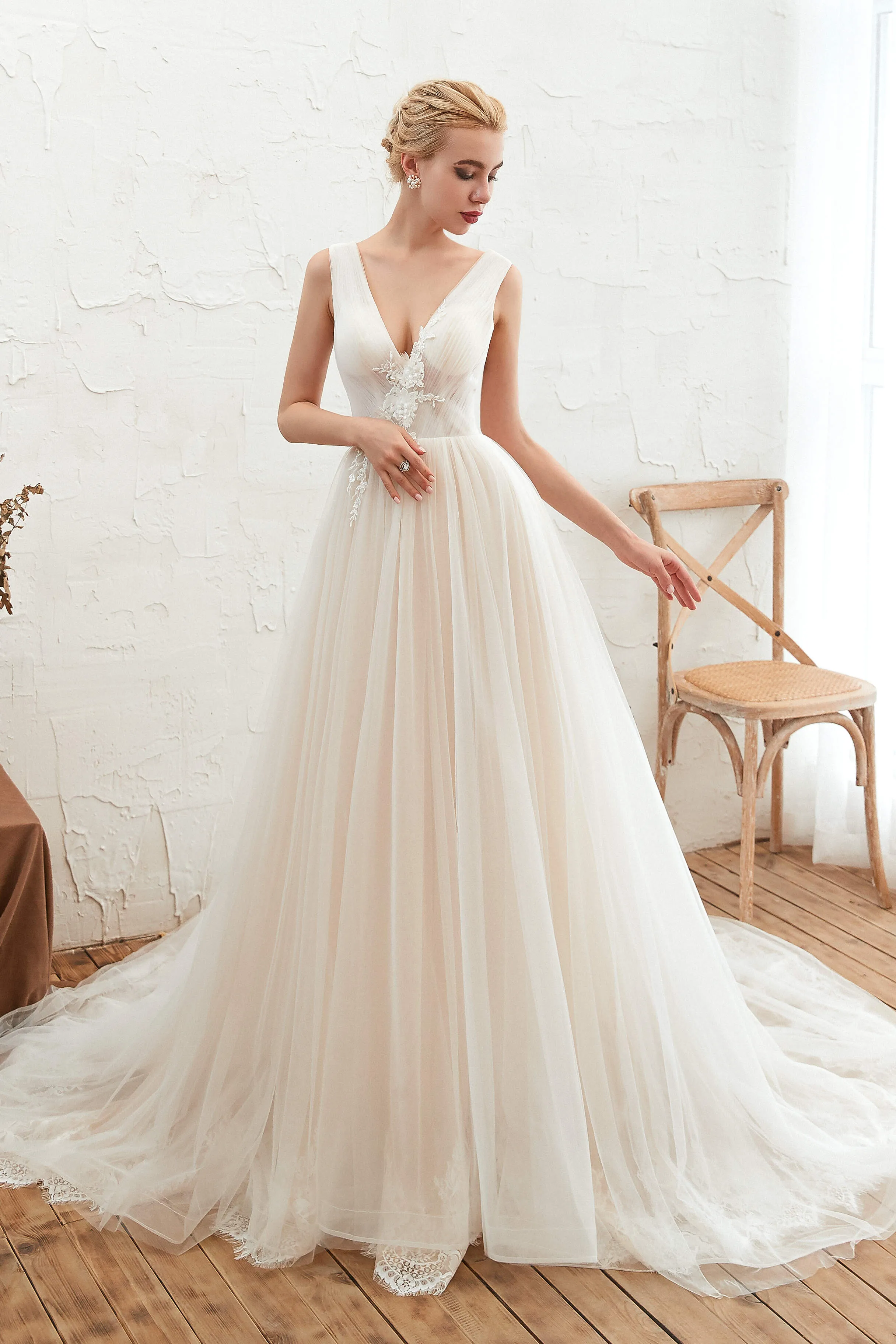 Champange Princess V-neck Lace Tulle Soft Pleats Wedding Dresses with Appliques