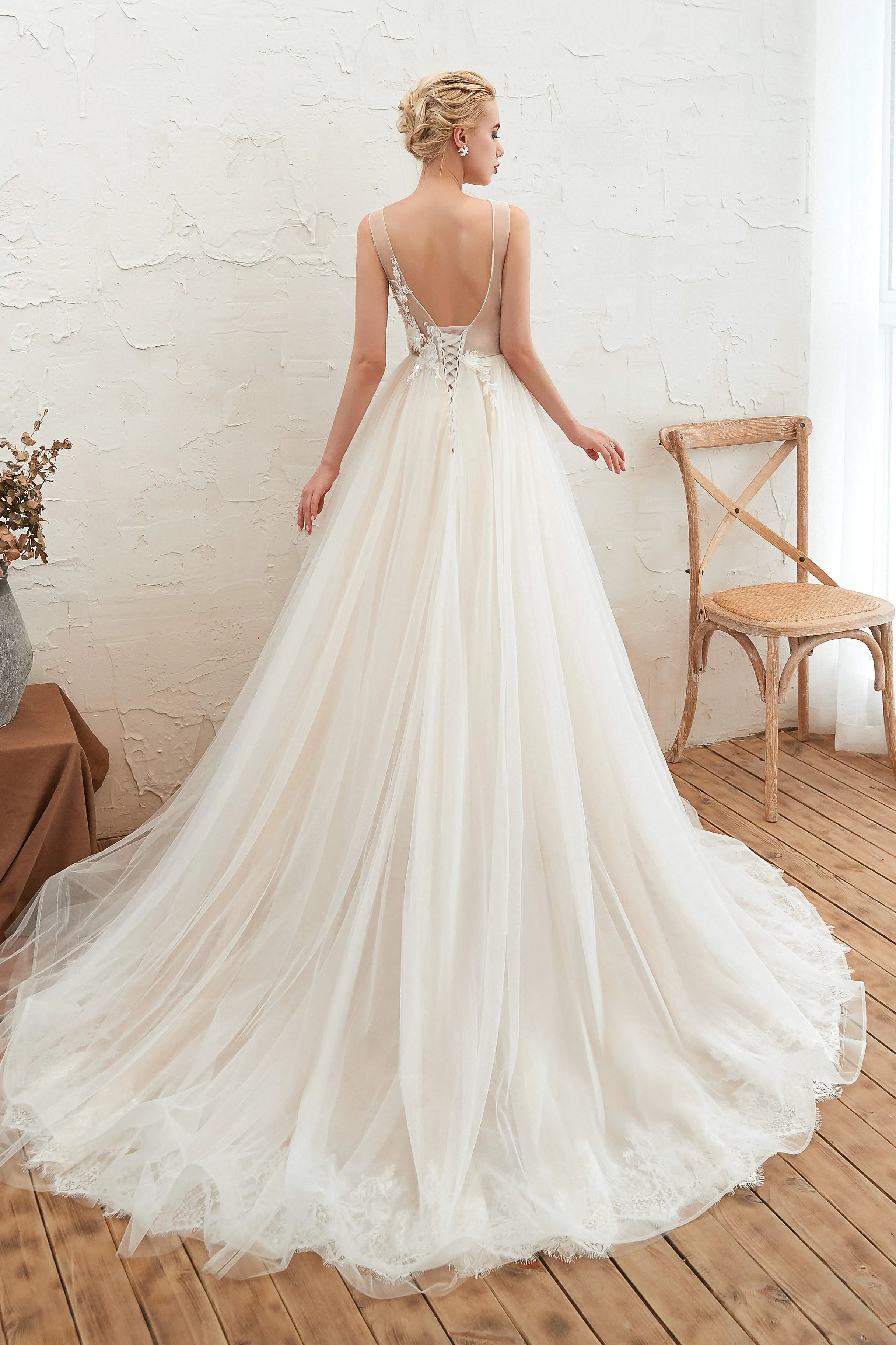 Champange Princess V-neck Lace Tulle Soft Pleats Wedding Dresses with Appliques